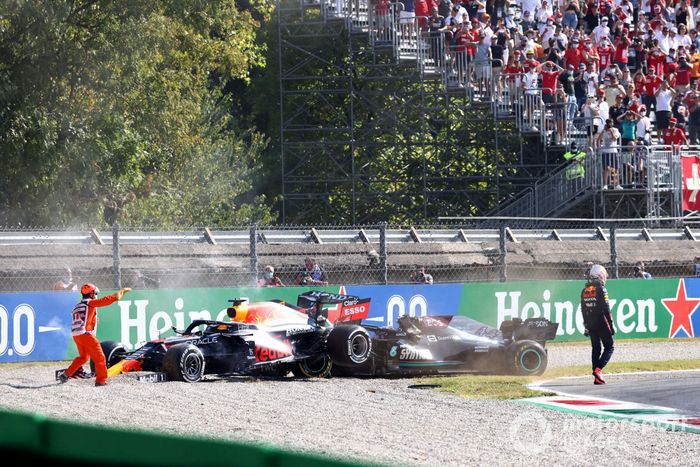 Max Verstappen, Red Bull Racing, se aleja de su coche tras una colisión con Lewis Hamilton, Mercedes W12