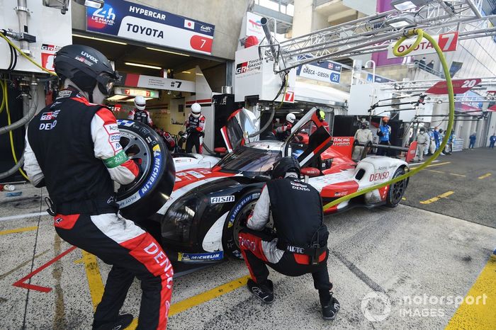 #7 Toyota Gazoo Racing Toyota GR010 - Hybrid Hypercar, Mike Conway, Kamui Kobayashi, José María López pitstop