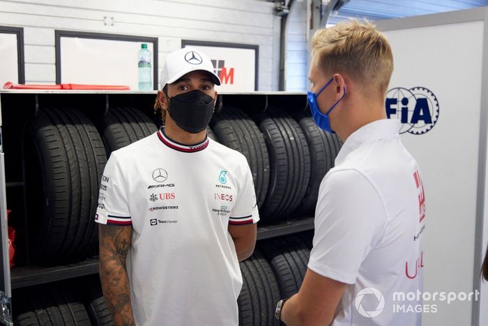 Lewis Hamilton, Mercedes, habla con Mick Schumacher, Haas F1