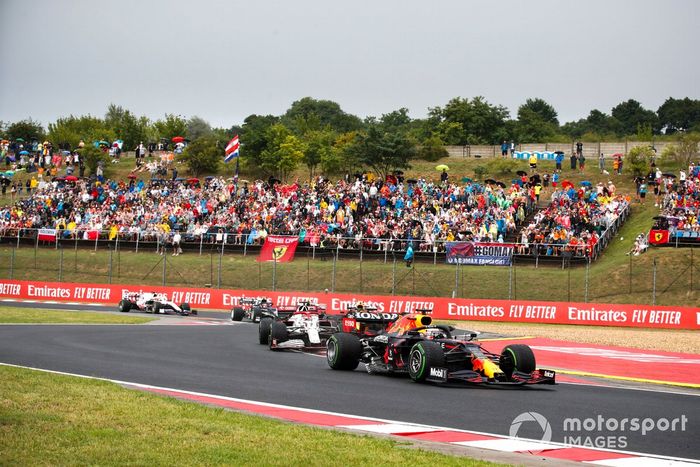 Max Verstappen, Red Bull Racing RB16B, Kimi Raikkonen, Alfa Romeo Racing C41