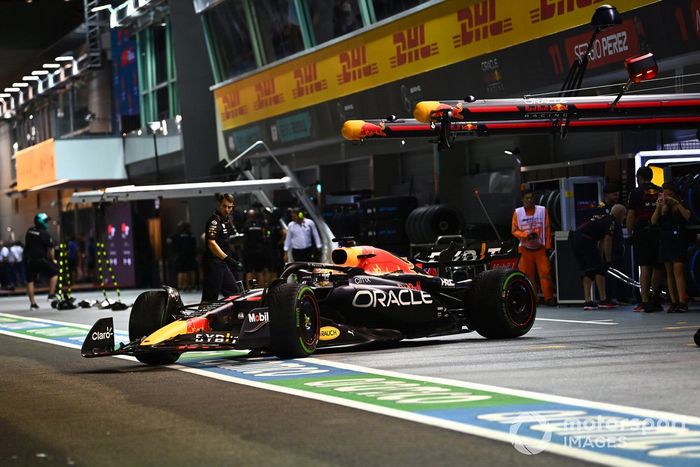 Max Verstappen, Red Bull Racing RB18, sale del garaje