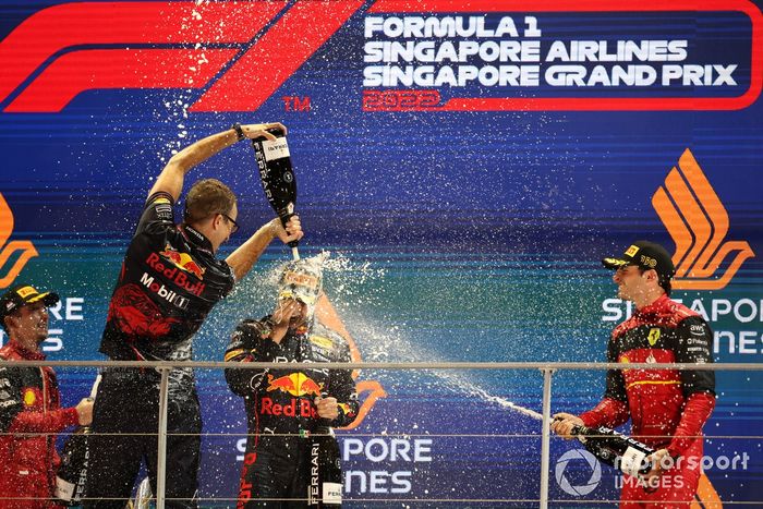 Podio: ganador Sergio Pérez, Red Bull Racing, tercer lugar Carlos Sainz, Ferrari