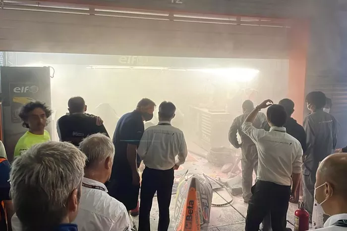 Fuego en el box del Marc VDS en Motegi 
