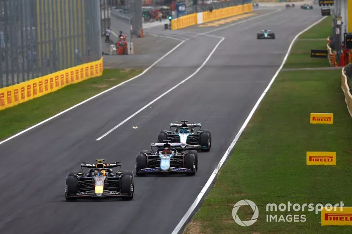 Sergio Pérez, Red Bull Racing RB20, Esteban Ocon, Alpine A524, George Russell, Mercedes F1 W15 