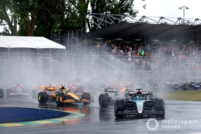 George Russell, Mercedes F1 W15, Max Verstappen, Red Bull Racing RB20, Lando Norris, McLaren MCL38, Oscar Piastri, McLaren MCL38, el resto de la parrilla en la salida.