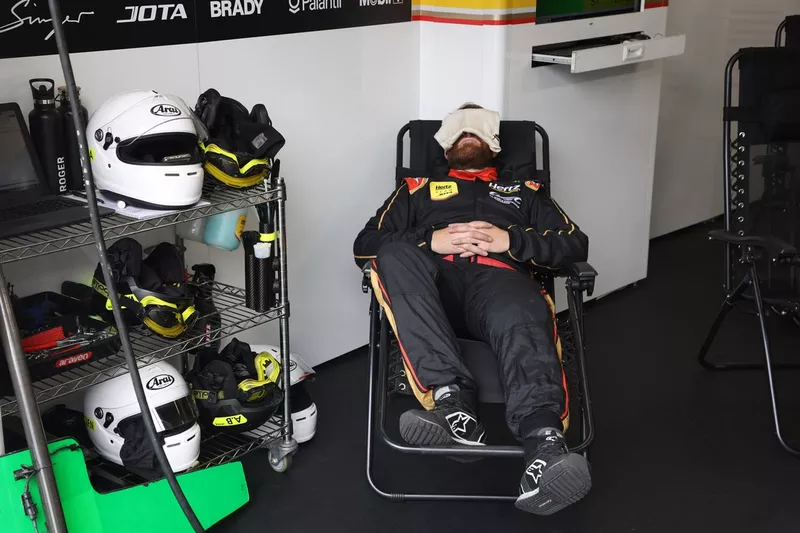 Mécaniciens Hertz Team Jota