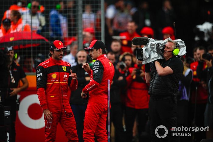 Ganador de la pole, Carlos Sainz, Ferrari, Charles Leclerc, Ferrari, tras la clasificación