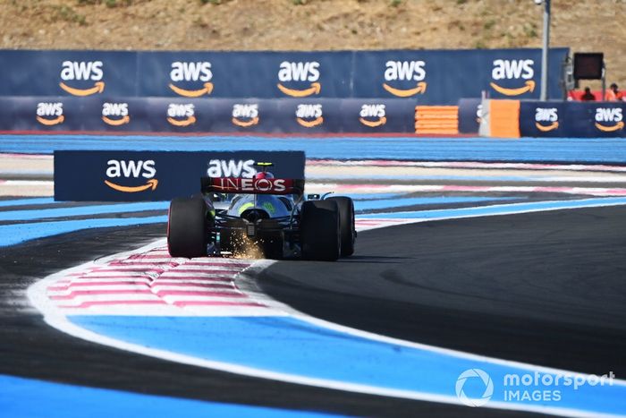 Lewis Hamilton, Mercedes W13, echa chispas