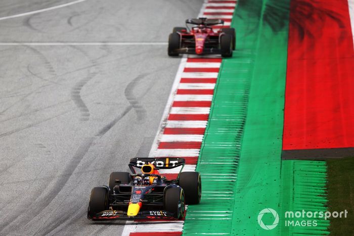 Max Verstappen, Red Bull Racing RB18, Charles Leclerc, Ferrari F1-75