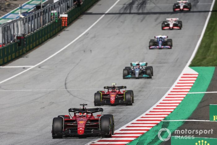 Charles Leclerc, Ferrari F1-75, Carlos Sainz, Ferrari F1-75, George Russell, Mercedes W13