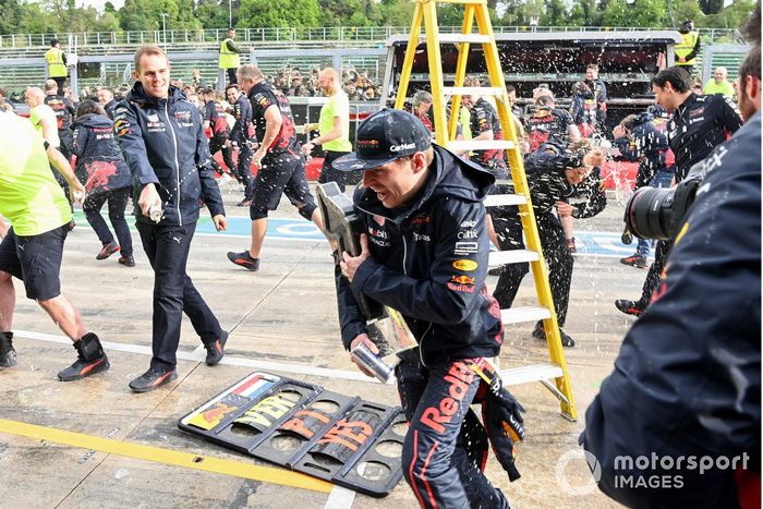 Max Verstappen, Red Bull Racing, 1ª posición, el equipo Red Bull lo celebra tras la carrera