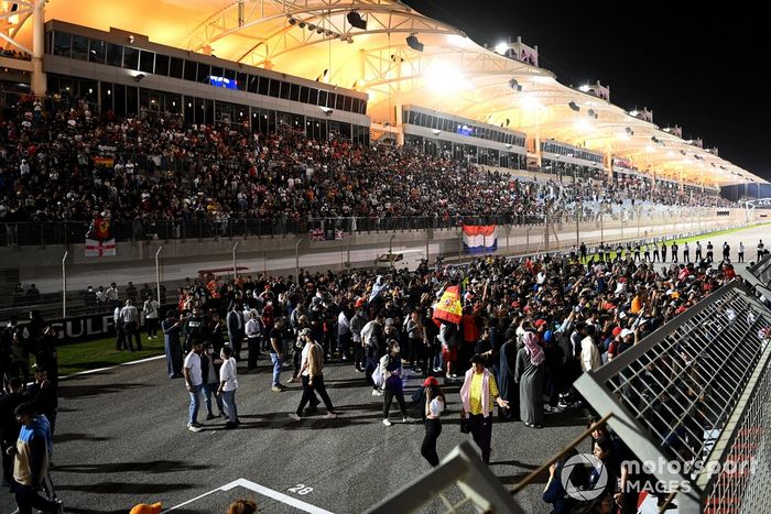 Los aficionados en el circuito para la ceremonia del podio