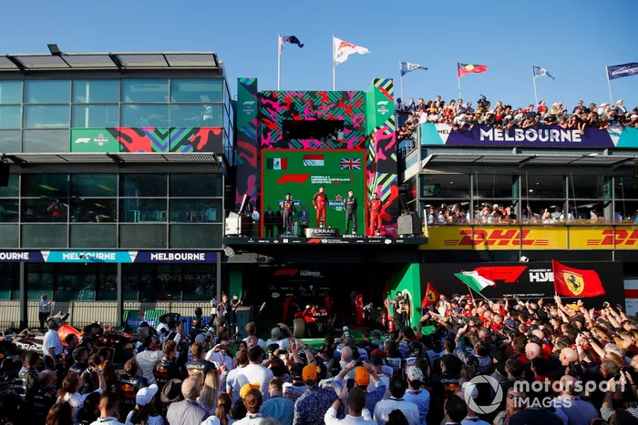 Podio: segundo lugar Sergio Pérez, Red Bull Racing, ganador Charles Leclerc, Ferrari, tercer lugar George Russell, Mercedes-AMG