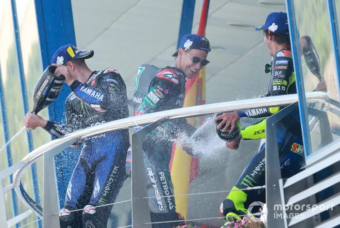 Podio: ganador de la carrera Fabio Quartararo, Petronas Yamaha SRT, segundo lugar Maverick Viñales, Yamaha Factory Racing, tercer lugar Valentino Rossi, Yamaha Factory Racing