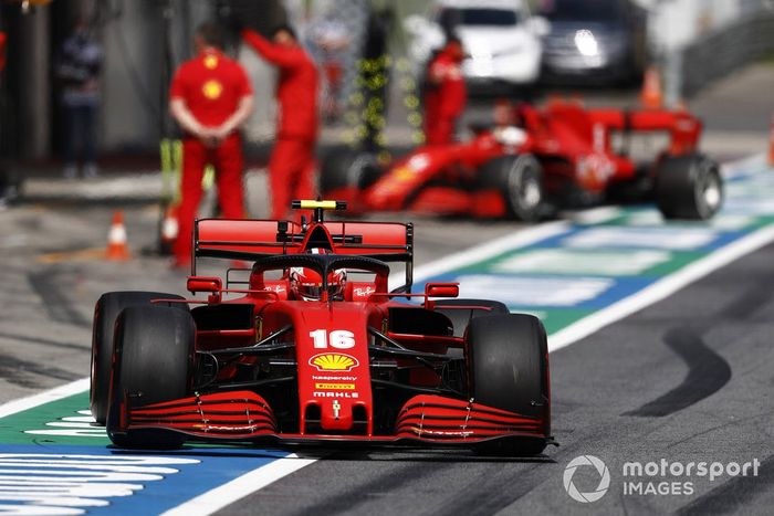 Charles Leclerc, Ferrari SF1000, sale de los pits mientras Sebastian Vettel, Ferrari SF1000 llega