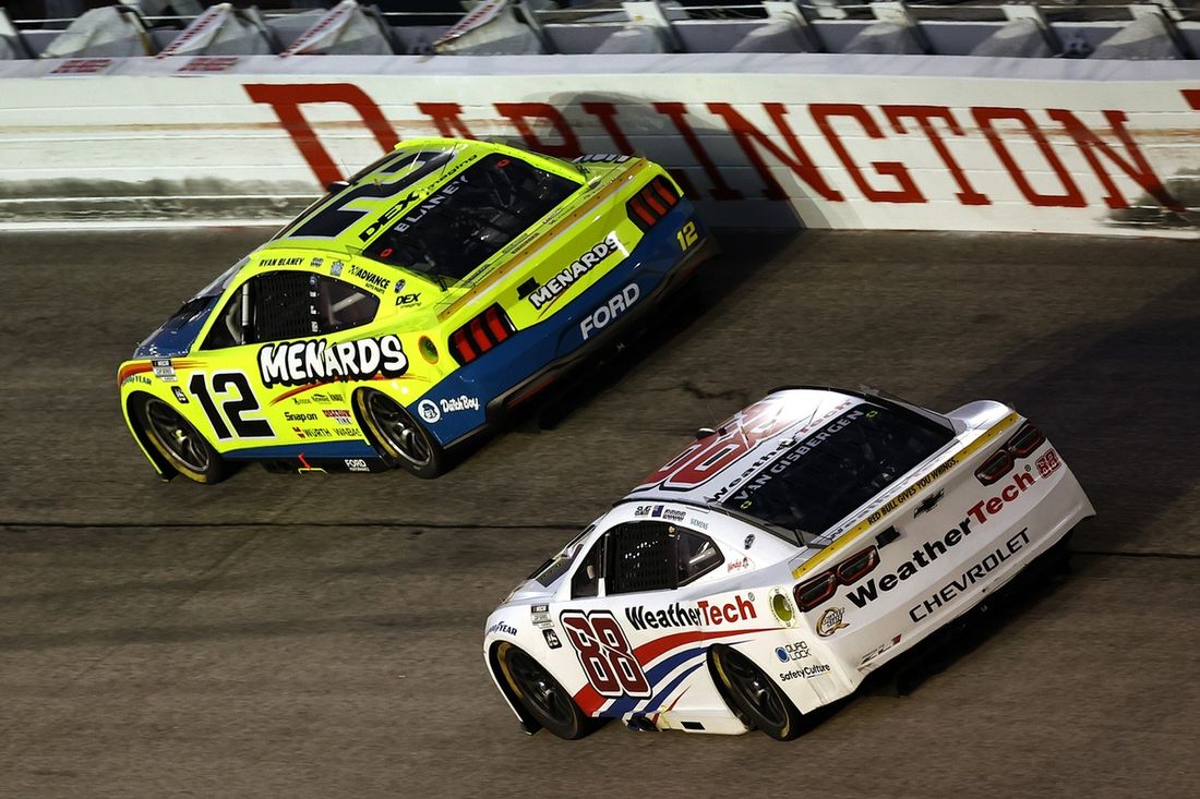 Ryan Blaney, Team Penske Ford, Shane van Gisbergen, Trackhouse Racing Chevrolet