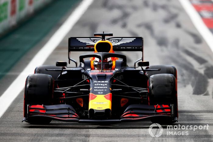 Red Bull paró en la siguiente a Max Verstappen... que estuvo a punto de irse contra el muro cuando Williams sacó a Kubica de manera insegura