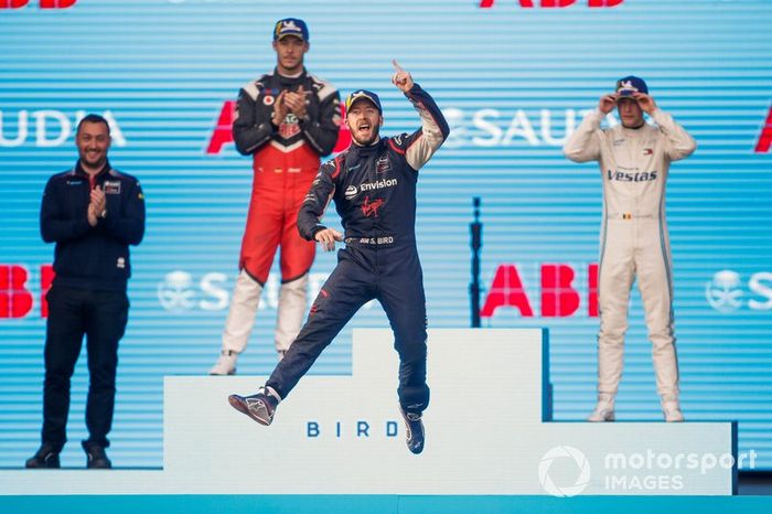 Podio: ganador de la carrera Sam Bird, Virgin Racing, segundo lugar Andre Lotterer, Porsche, y el tercer lugar Stoffel Vandoorne, Mercedes Benz EQ