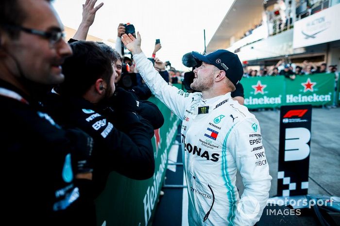 El ganador de la carrera Valtteri Bottas, Mercedes AMG F1 celebra en el Parc Ferme 