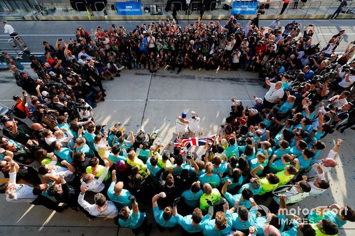 Valtteri Bottas, Mercedes AMG F1, 1ª posición, Lewis Hamilton, Mercedes AMG F1, 2ª posición, y el equipo Mercedes lo celebran