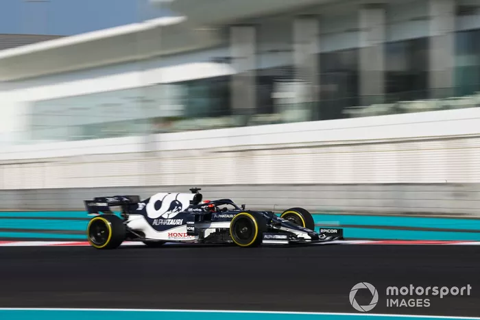 Pierre Gasly, con un AlphaTauri AT01 adaptado (muleto) con los Pirelli de 18 pulgadas  