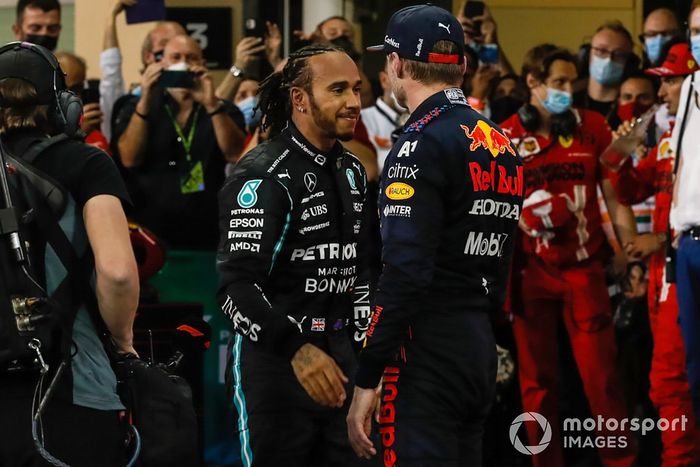 Max Verstappen, Red Bull Racing, 1ª posición, Lewis Hamilton, Mercedes, 2ª posición, se felicitan mutuamente en el Parc Ferme tras la carrera