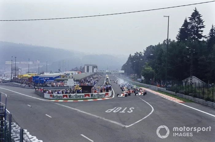 Ayrton Senna, McLaren MP4-5B Honda, Gerhard Berger, McLaren MP4-5B Honda, Alain Prost, Ferrari 641, Alessandro Nannini, Benetton B190 Ford, Thierry Boutsen, Williams FW13B Renault, en la horquilla de La Source al inicio de la carrera