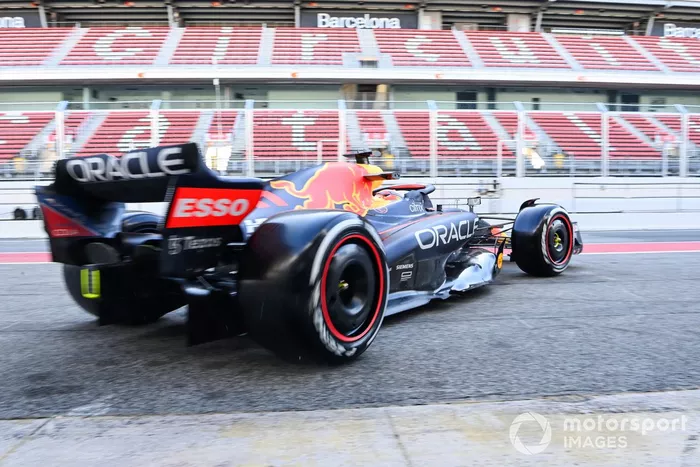 Sergio Pérez, Red Bull Racing RB18, sale del garaje