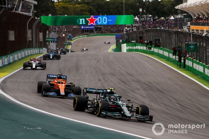 Sebastian Vettel, Aston Martin AMR21, Daniel Ricciardo, McLaren MCL35M, y Antonio Giovinazzi, Alfa Romeo Racing C41