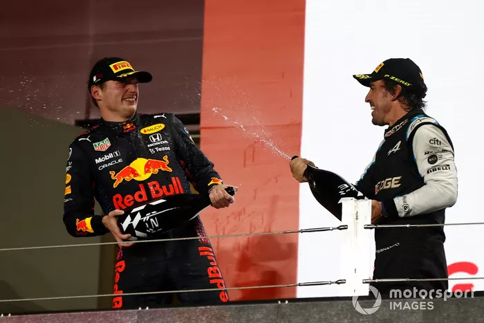 Podio: segundo lugar Max Verstappen, Red Bull Racing, tercer lugar Fernando Alonso, Alpine F1