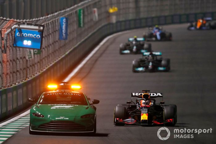 El coche de seguridad Max Verstappen, Red Bull Racing RB16B, Lewis Hamilton, Mercedes W12, y Valtteri Bottas, Mercedes W12