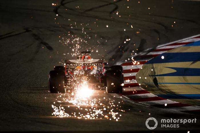 Scintille generate dall'auto di Max Verstappen, Red Bull Racing RB16