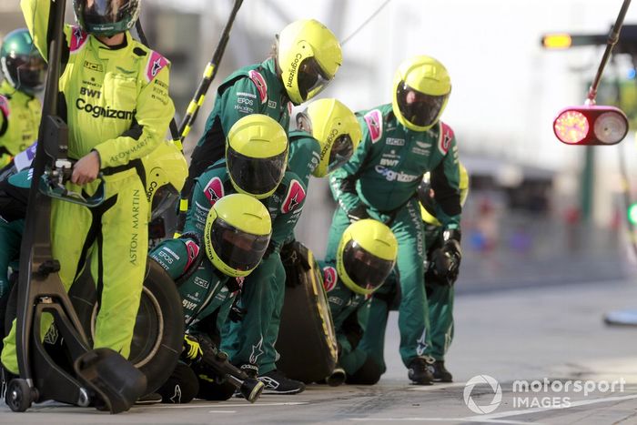 Aston Martin pit crew