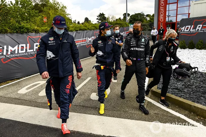 Max Verstappen, Red Bull Racing, Sergio Pérez, Red Bull Racing, Lewis Hamilton, Mercedes y Angela Cullen, fisioterapeuta de Lewis Hamilton caminan hacia la conferencia de prensa 