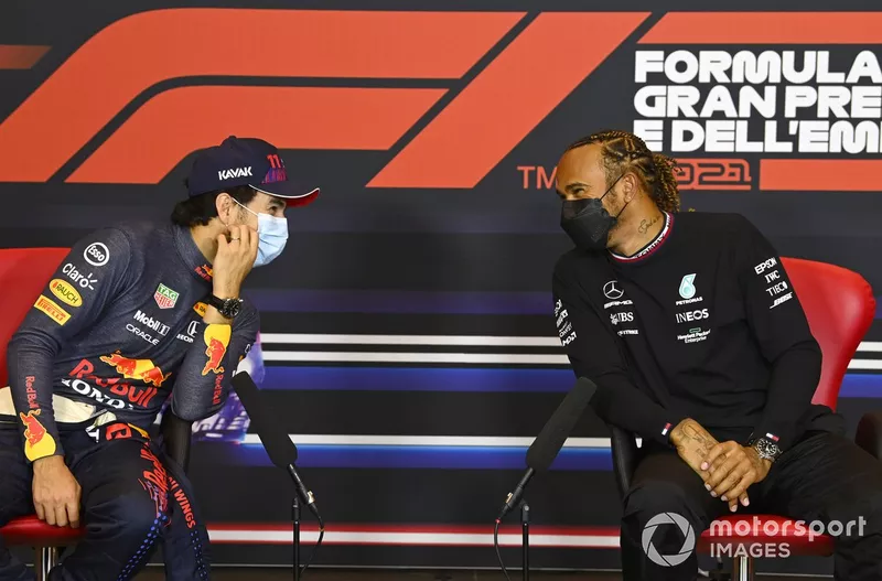 Sergio Perez, Red Bull Racing, e il pole man Lewis Hamilton, Mercedes, nella conferenza stampa dopo le Qualifiche