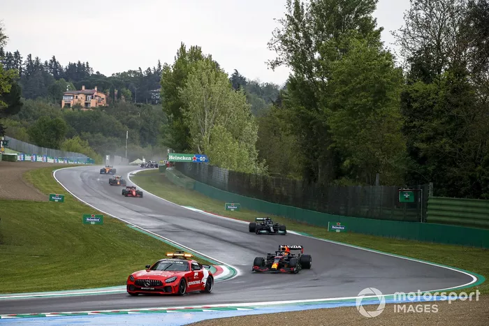 El Safety Car Max Verstappen, Red Bull Racing RB16B, y Lewis Hamilton, Mercedes W12