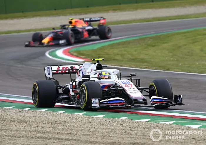 Mick Schumacher, Haas VF-21, Sergio Pérez, Red Bull Racing RB16B