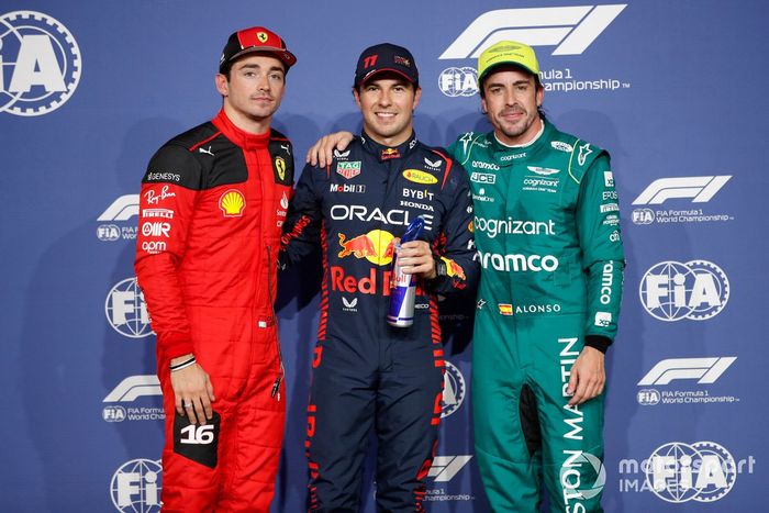 Los tres primeros clasificados Charles Leclerc, Scuderia Ferrari, el hombre de la pole Sergio Pérez, Red Bull Racing, Fernando Alonso, Aston Martin F1 Team