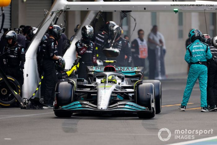 Lewis Hamilton, Mercedes W13, en boxes