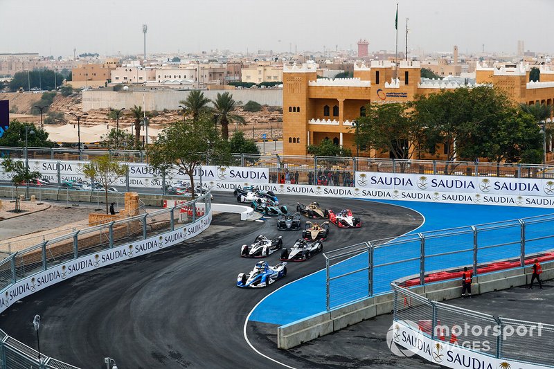 Antonio Felix da Costa, BMW I Andretti Motorsports, BMW iFE.18 Sébastien Buemi, Nissan e.Dams, Nissan IMO1, Jose Maria Lopez, GEOX Dragon Racing, Penske EV-3 at the start