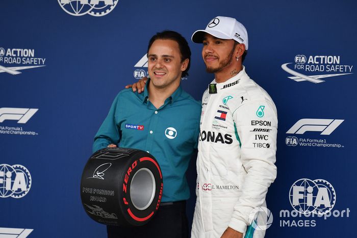 Lewis Hamilton, Mercedes AMG F1 recibe el premio Pirelli Pole Position de parte de Felipe Massa