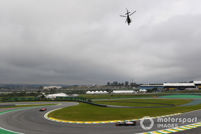 Romain Grosjean, Haas F1 Team VF-18 e un elicottero