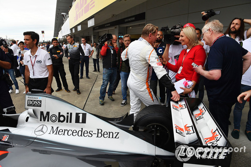 Mika Häkkinen pilote la McLaren MP4/13 à Suzuka