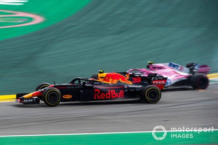 El líder de la carrera Max Verstappen, Red Bull Racing RB14 choca con Esteban Ocon, Racing Point Force India VJM11 