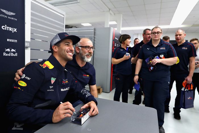 Daniel Ricciardo, Red Bull Racing, posa para una foto con un miembro de Red Bull Racing