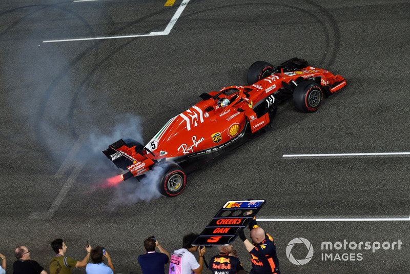 Sebastian Vettel, Ferrari SF71H, esegue dei donut alla fine della gara