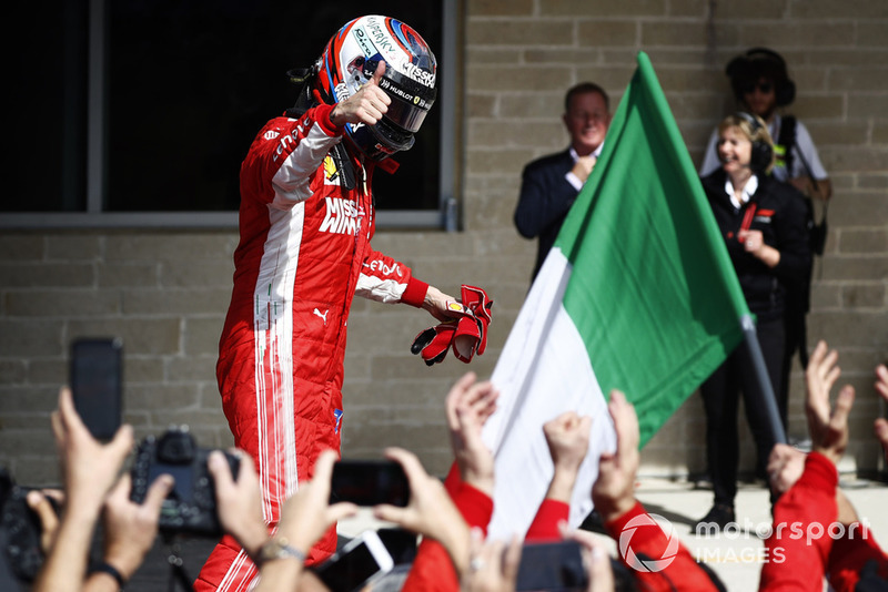 Kimi Raikkonen, Ferrari SF71H, celebra después de ganar la carrera