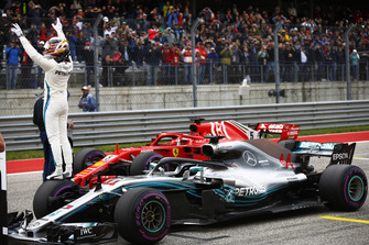 Lewis Hamilton, Mercedes AMG F1 W09 EQ Power+, festeggia dopo aver conquistato la Pole Position