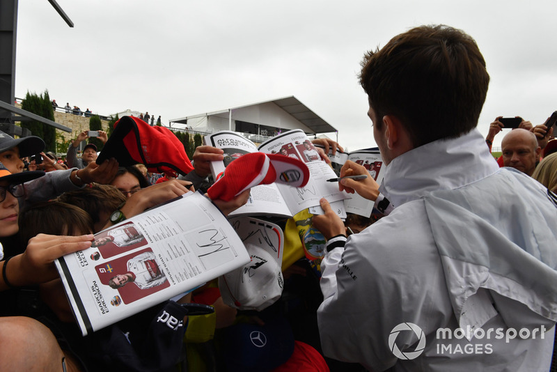 Charles Leclerc, Sauber, firma autografi ai tifosi