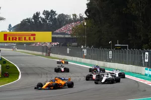 Fernando Alonso, McLaren MCL33, devant Lance Stroll, Williams FW41, Kevin Magnussen, Haas F1 Team VF-18, Sergey Sirotkin, Williams FW41, Pierre Gasly, Scuderia Toro Rosso STR13, Romain Grosjean, Haas F1 Team VF-18, et Stoffel Vandoorne, McLaren MCL33
